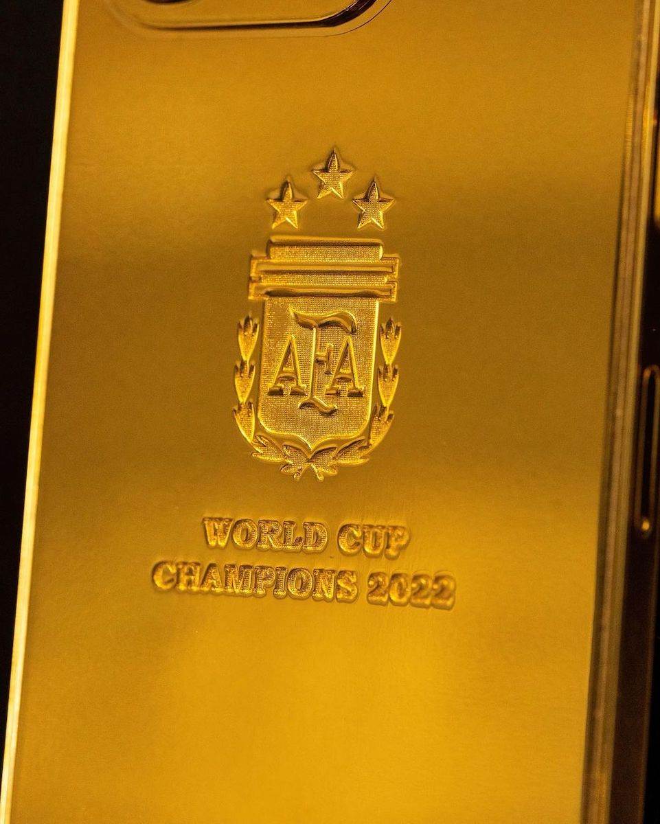  Mesi zlatni iPhone Pro 10.jpg - Instagram / @idesigngold 