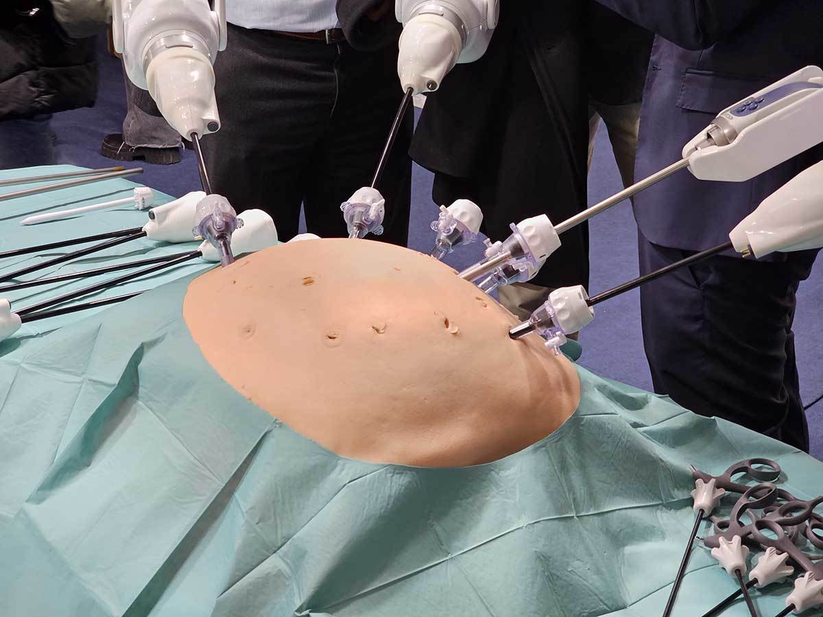 Bitrack hirurški robot 1.jpg   Bitrack hirurški robot 1.jpg