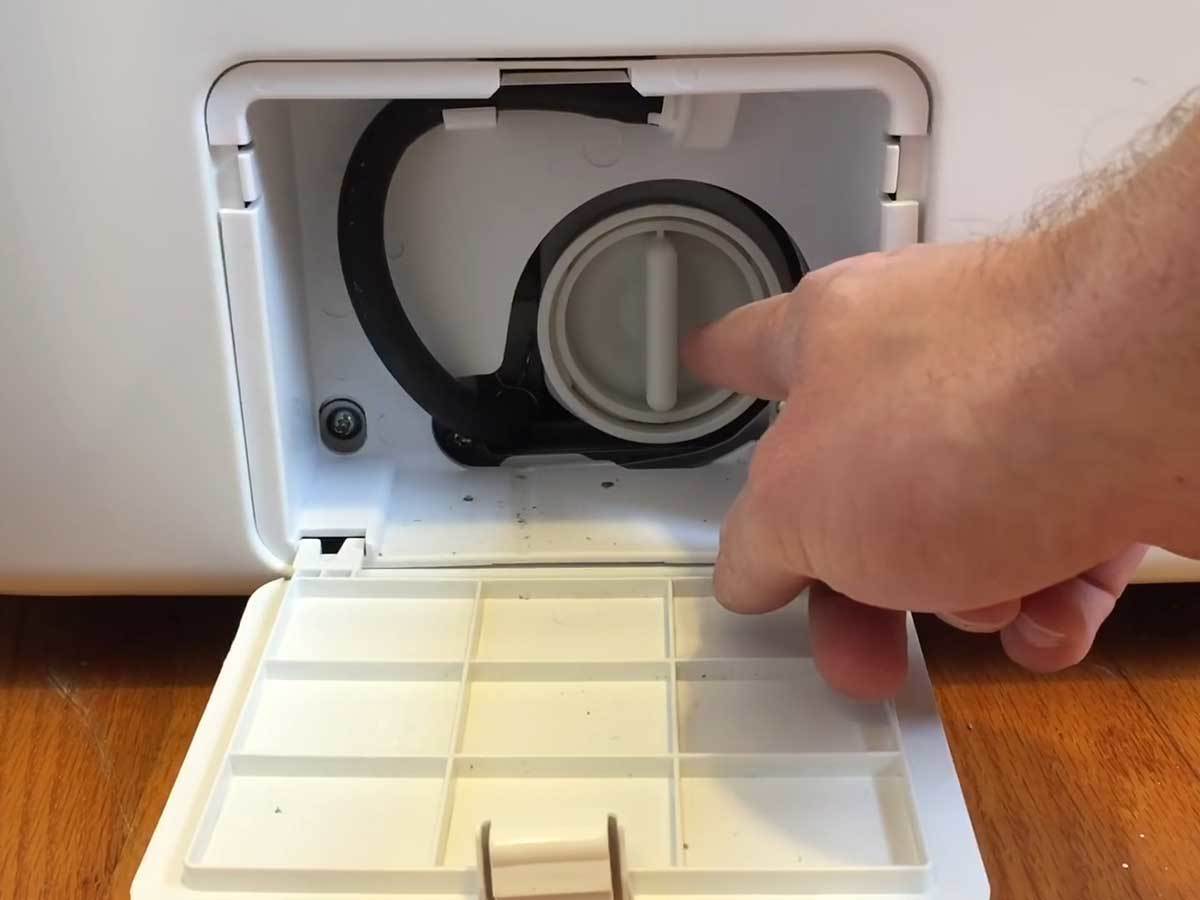  Čišćenje filtera veš mašine 8.jpg - YouTube / 5 Minute Fix It 