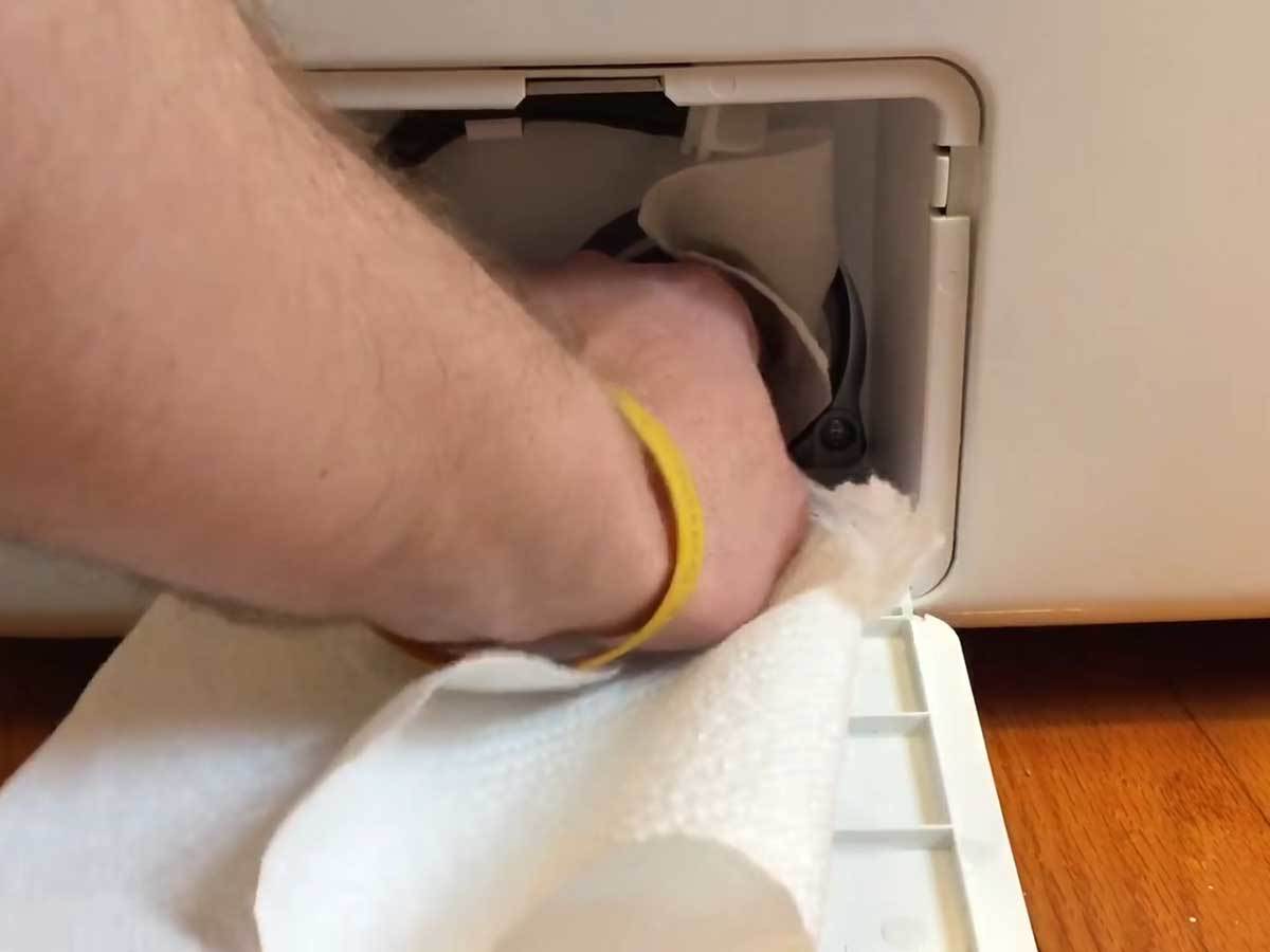  Čišćenje filtera veš mašine 1.jpg - YouTube / 5 Minute Fix It 