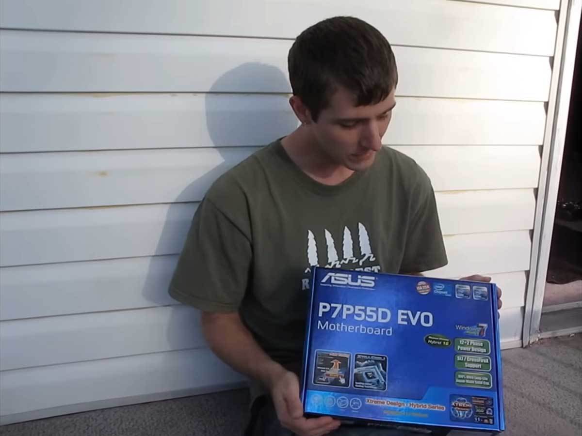  Lajnus Sebastijan 4.jpg - YouTube / LinusTechTips / LMG Clips / NCIX Tech Tips 