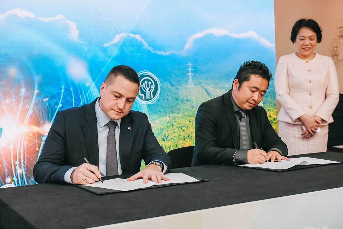  Huawei donacija Beli dvor 1.jpg - Huawei arhiva 