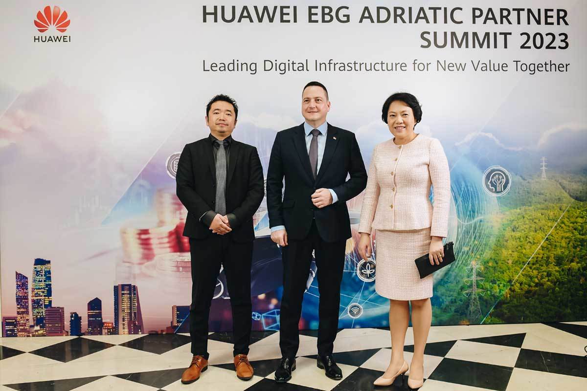  Huawei donacija Beli dvor 4.jpg 
