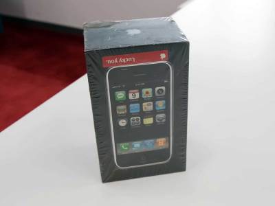 iPhone u neotvorenom pakovanju  iPhone u neotvorenom pakovanju