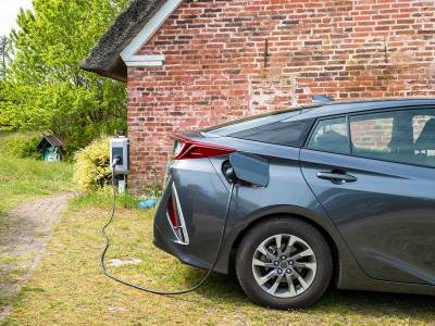 Električni automobil na punjaču Električni automobil na punjaču