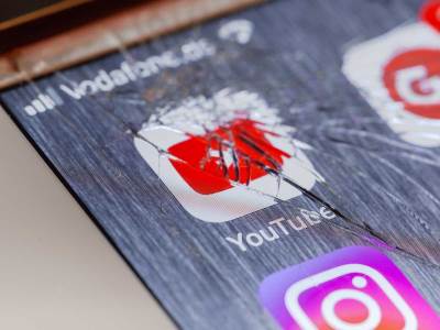 YouTube i polomljen ekran YouTube i polomljen ekran