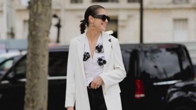  Nakit, hulahopke u boji i svetlucave torbe - evo koji aksesoari su must-have ako želite da budete kraljica stila u novogodišnjoj noći. 