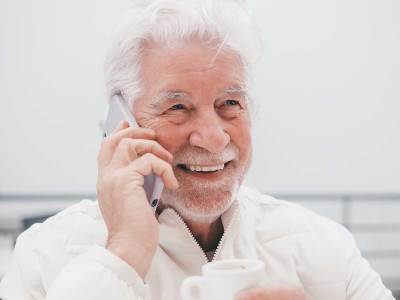 Starija osoba priča na telefon 