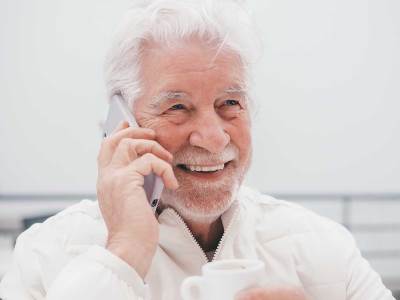 Starija osoba priča na telefon Starija osoba priča na telefon