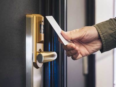 Otključavanje hotelske sobe RFID karticom 
