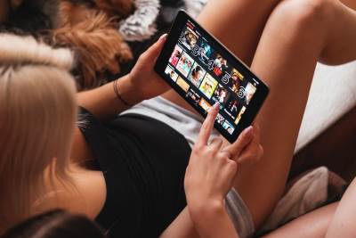 Netflix tablet devojka _ Foto Pixabay.jpg 