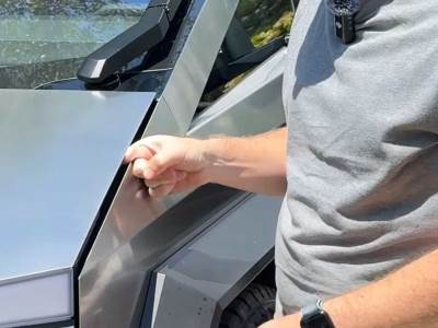Zatvorio vrata Cybertrucka na prst Zatvorio vrata Cybertrucka na prst
