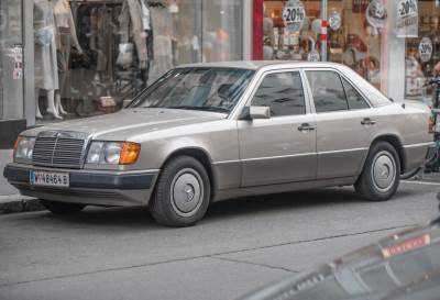 Mercedes-Benz W124 300D _ Foto Johannes Maximilian _ Wikimedia Commons _ CC-BY-SA 4.0.jpg  Mercedes-Benz W124 300D _ Foto Johannes Maximilian _ Wikimedia Commons _ CC-BY-SA 4.0.jpg