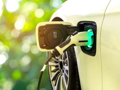 Električni automobil _ punjenje baterije _ Foto Shutterstock (1).jpg 