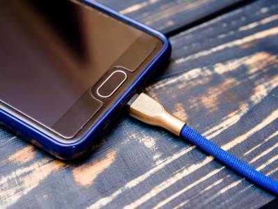 Pametni telefon _ punjenje baterije _ Foto Shutterstock (1).jpg  Pametni telefon _ punjenje baterije _ Foto Shutterstock (1).jpg