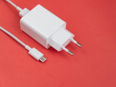 Punjač za telefon _ Foto Shutterstock.jpg  Punjač za telefon _ Foto Shutterstock.jpg