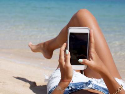 Plaža _ devojka _ telefon _ Foto Shutterstock.jpg 