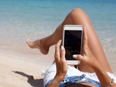 Plaža _ devojka _ telefon _ Foto Shutterstock.jpg  Plaža _ devojka _ telefon _ Foto Shutterstock.jpg