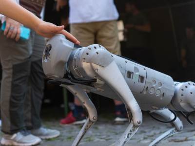 Robot pas _ Foto Shutterstock (1).jpg Robot pas _ Foto Shutterstock (1).jpg