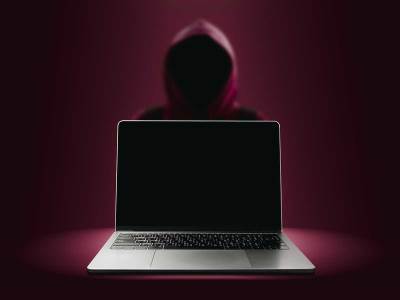 Haker iza računara  Haker iza računara