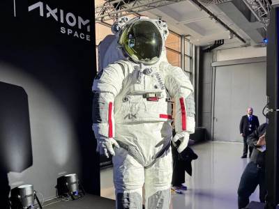 AxEMU svemirsko odelo _ Foto Axiom Space Prada.jpg AxEMU svemirsko odelo _ Foto Axiom Space Prada.jpg