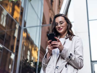 Devojka _ telefon _ Foto Shutterstock.jpg Devojka _ telefon _ Foto Shutterstock.jpg