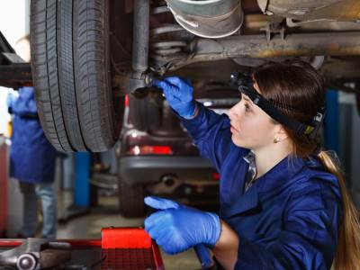 Automobil _ mehaničar _ devojka _ popravka _ Foto Shutterstock.jpg Automobil _ mehaničar _ devojka _ popravka _ Foto Shutterstock.jpg
