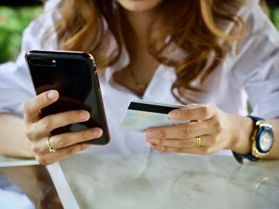 Onlajn kupovina _ žena _ telefon _ kartica _ Foto Shutterstock.jpg Onlajn kupovina _ žena _ telefon _ kartica _ Foto Shutterstock.jpg