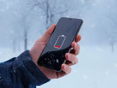 Pametni telefon _ zima _ Foto Shutterstock.jpg Pametni telefon _ zima _ Foto Shutterstock.jpg
