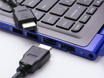 HDMI _ kablovi _ laptop _ Foto Shutterstock.jpg  HDMI _ kablovi _ laptop _ Foto Shutterstock.jpg