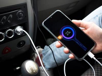 Punjenje telefona u automobilu _ Foto Shutterstock (1).jpg Punjenje telefona u automobilu _ Foto Shutterstock (1).jpg