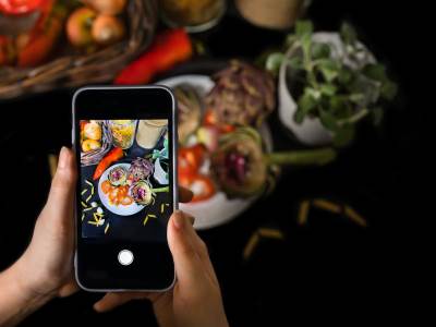 telefon _ hrana _ shutterstock.jpg telefon _ hrana _ shutterstock.jpg