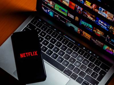 Netflix _ telefon _ kompjuter _ Foto Shutterstock.jpg  Netflix _ telefon _ kompjuter _ Foto Shutterstock.jpg