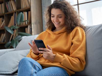 Devojka _ telefon _ dejting aplikacija _ Foto Shutterstock.jpg Devojka _ telefon _ dejting aplikacija _ Foto Shutterstock.jpg
