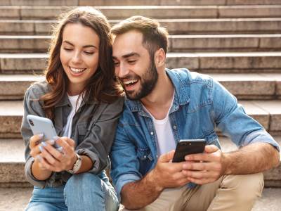 Par _ dvoje _ devojka momak _ pametni telefoni _ Foto Shutterstock.jpg Par _ dvoje _ devojka momak _ pametni telefoni _ Foto Shutterstock.jpg