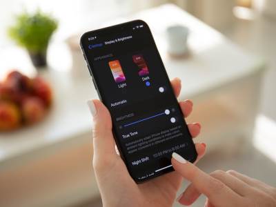 Pametni telefon _ Dark mode _ tamni režim _ Shutterstock.jpg Pametni telefon _ Dark mode _ tamni režim _ Shutterstock.jpg
