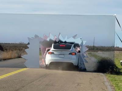 Tesla udara u zid sa slikom puta  Tesla udara u zid sa slikom puta