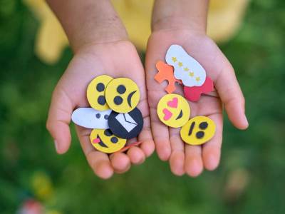 Papirni emodžiji u rukama  Papirni emodžiji u rukama