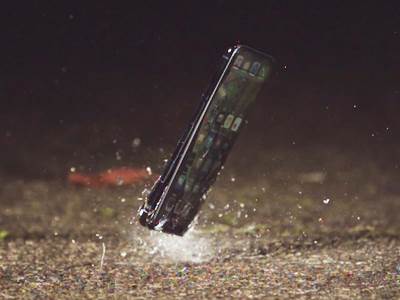 Pad telefona na asfalt  Pad telefona na asfalt