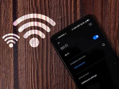 Dve Wi-Fi ikonice na telefonu Dve Wi-Fi ikonice na telefonu