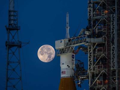 SLS raketa i Orion letelica na lansirnoj platformi SLS raketa i Orion letelica na lansirnoj platformi
