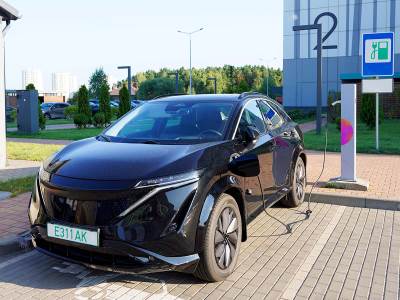 Električni automobil na punjaču 