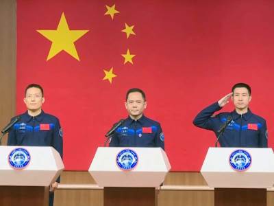  Shenzhou 21 tročlana posada 