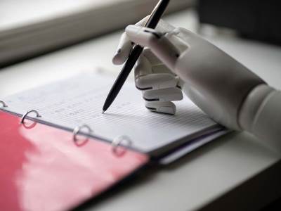  Robot piše u svesku 