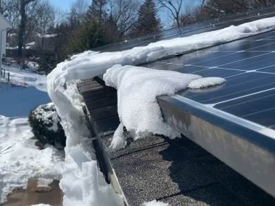 Sneg se topi sa solarnih panela 