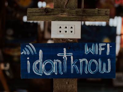 Wi-Fi šifra napisana na znaku 