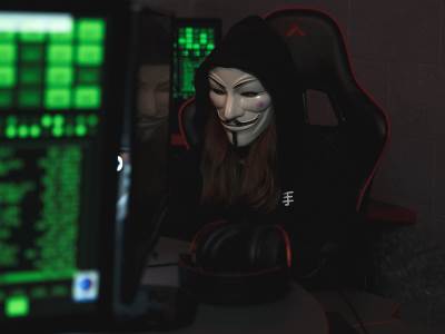 Haker ispred računara 