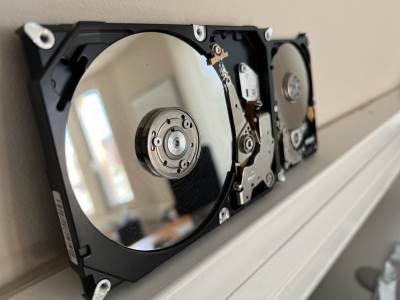Otvoreni hard diskovi na polici  Otvoreni hard diskovi na polici