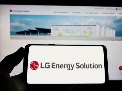 LG Energy Solution na telefonu ispred slike fabrike 