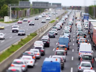 Gužva u saobraćaju na auto-putu u jednom smeru  Gužva u saobraćaju na auto-putu u jednom smeru